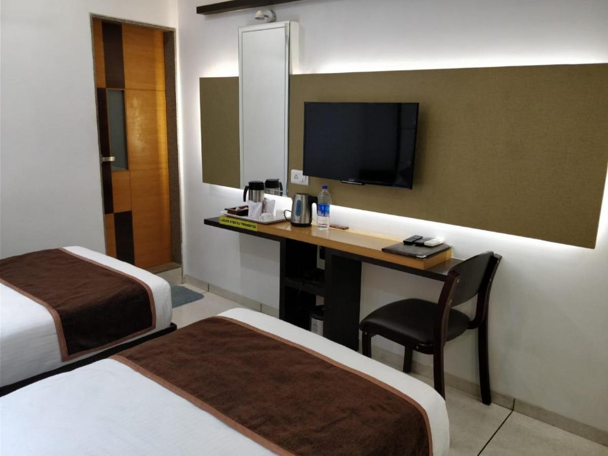 Hotel Royal Shelter Vapi Exterior photo