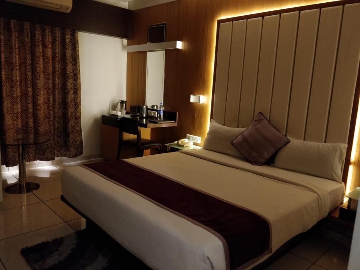 Hotel Royal Shelter Vapi Exterior photo