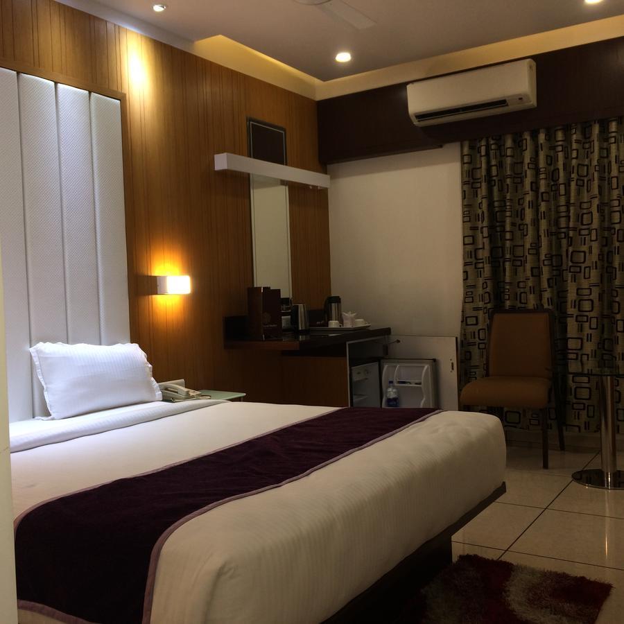 Hotel Royal Shelter Vapi Exterior photo