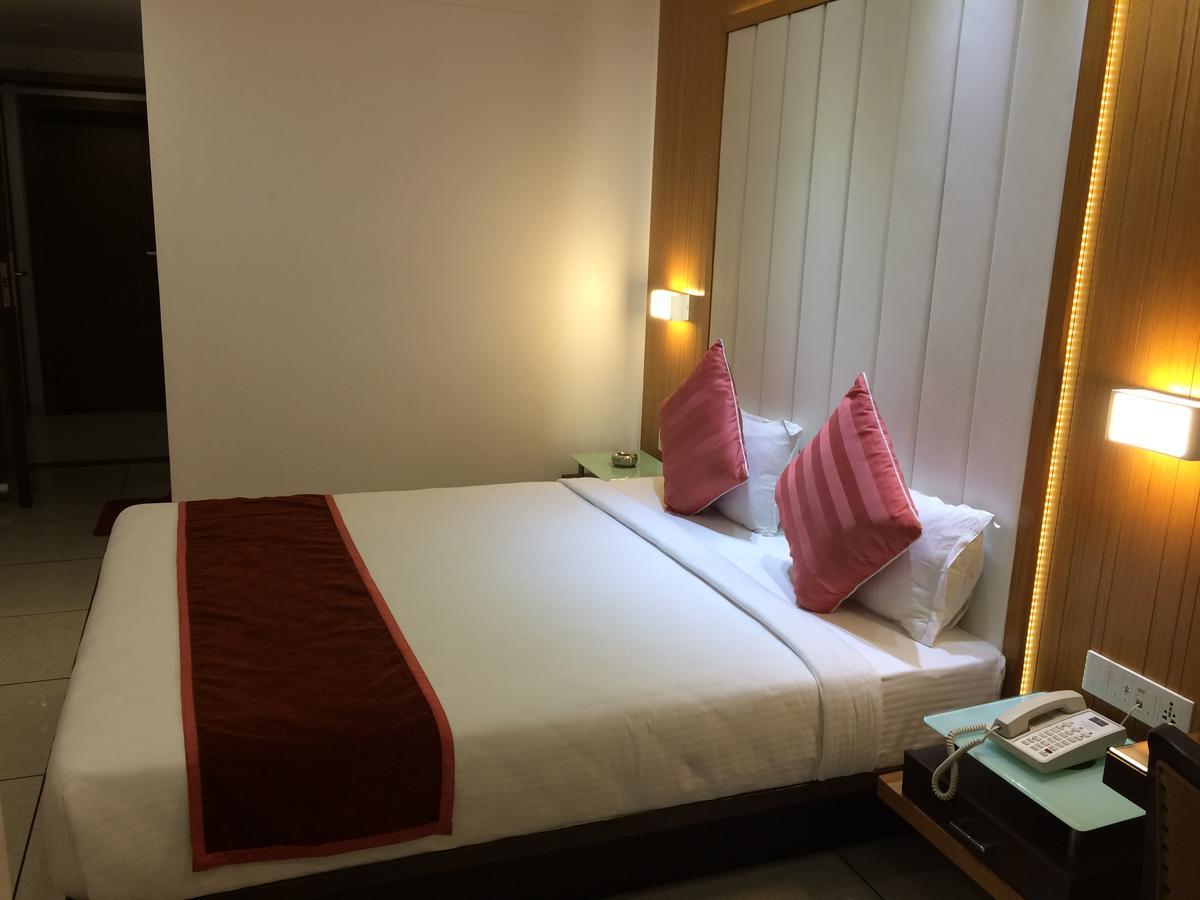 Hotel Royal Shelter Vapi Exterior photo