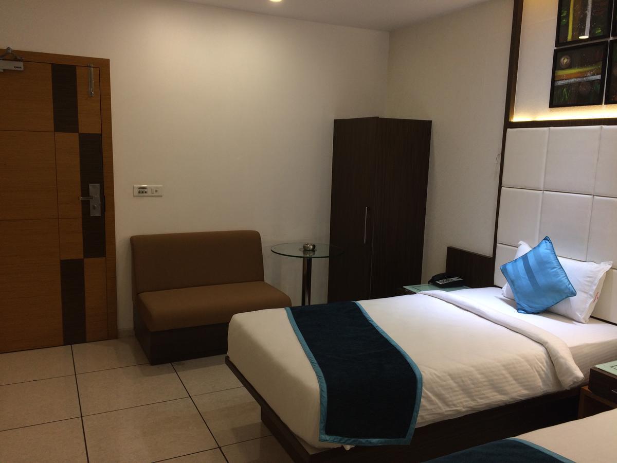 Hotel Royal Shelter Vapi Exterior photo