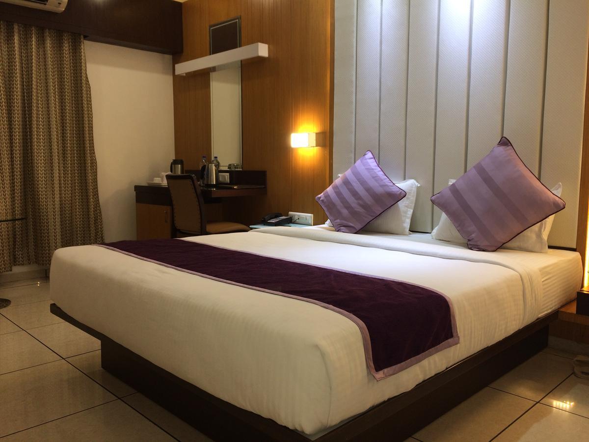 Hotel Royal Shelter Vapi Exterior photo