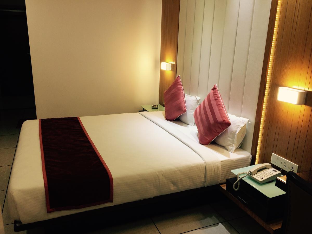 Hotel Royal Shelter Vapi Exterior photo