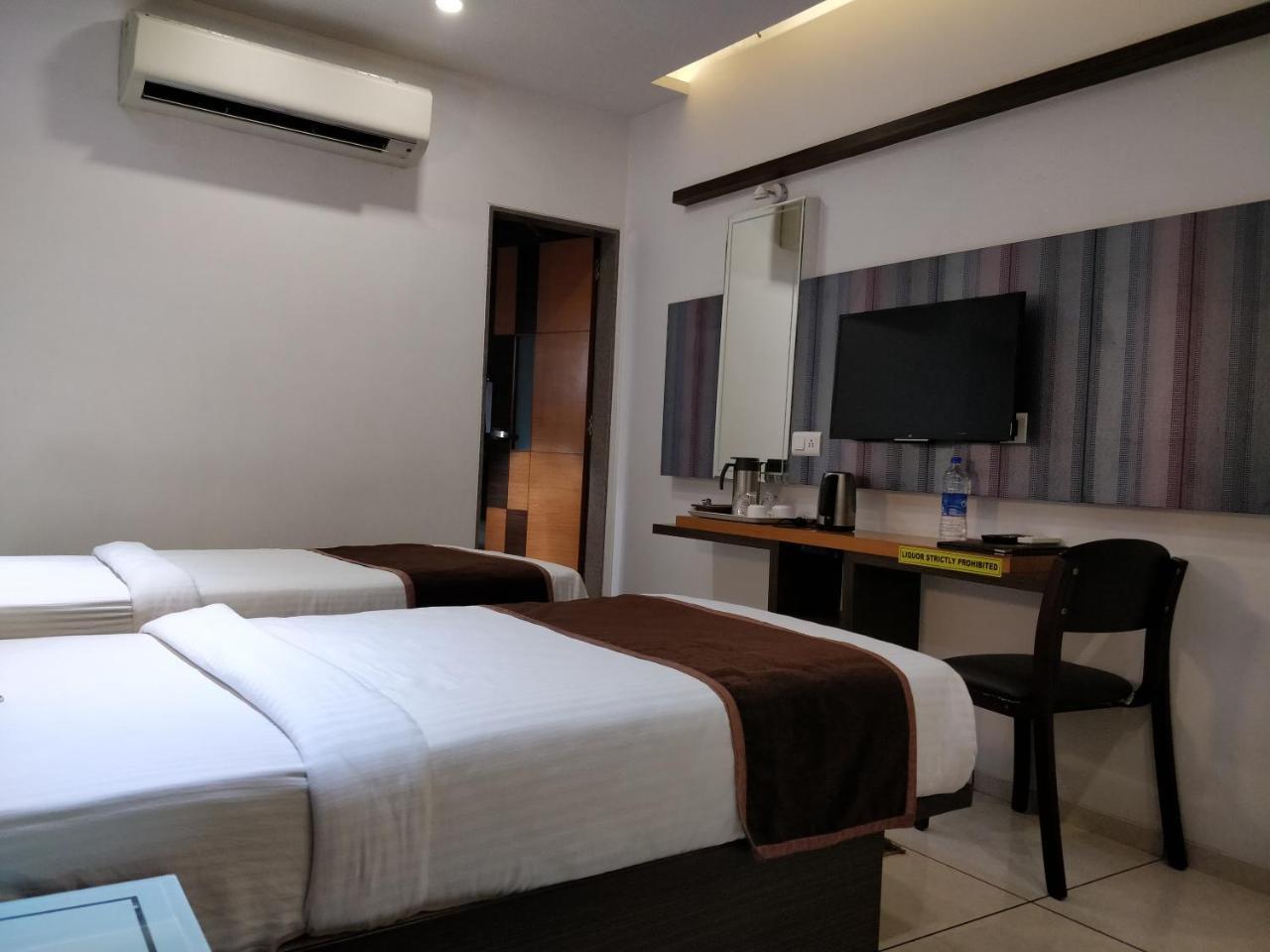 Hotel Royal Shelter Vapi Exterior photo